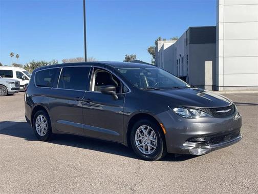 2022 Chrysler Voyager LX