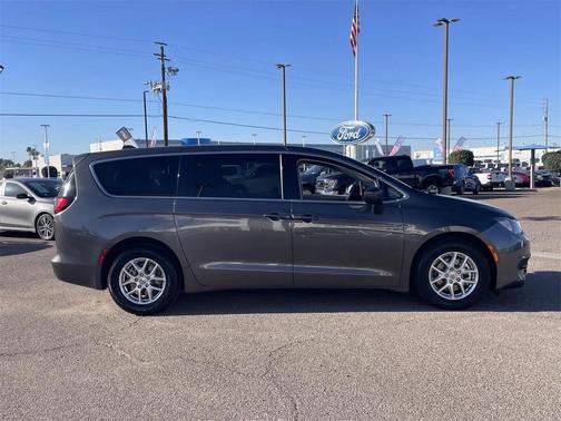 2022 Chrysler Voyager LX