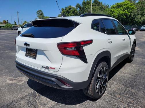 Summit White 2026 Chevrolet Trax FWD 2RS