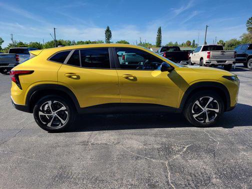Nitro Yellow Metallic 2024 Chevrolet Trax FWD 1RS