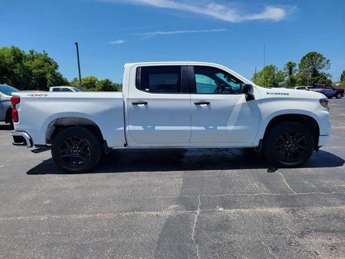 Summit White 2022 Chevrolet Silverado 1500 Custom
