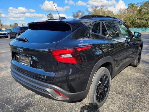 Mosaic Black Metallic 2026 Chevrolet Trax LT