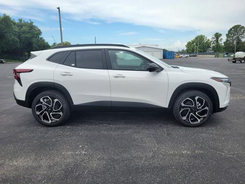Summit White 2026 Chevrolet Trax FWD 2RS