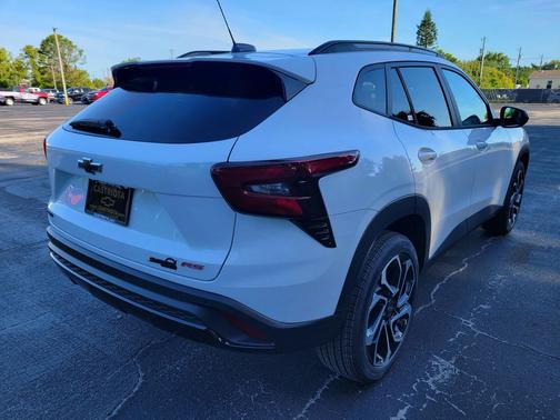Summit White 2026 Chevrolet Trax FWD 2RS