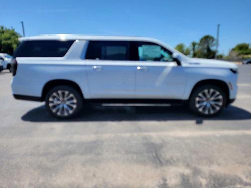 Polar White Tricoat 2026 Chevrolet Suburban High Country, RWD