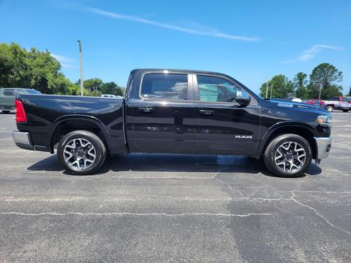 Diamond Black Crystal Pearlcoat 2026 RAM 1500 Laramie