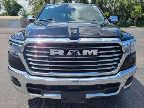 Diamond Black Crystal Pearlcoat 2026 RAM 1500 Laramie