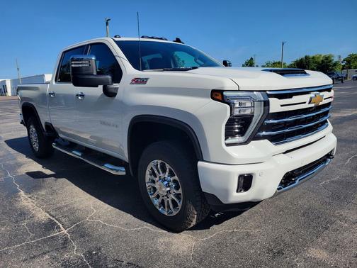 Summit White 2026 Chevrolet Silverado 2500 LT