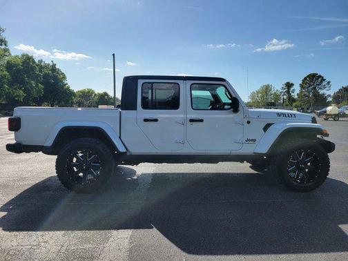 Bright White Clearcoat 2022 Jeep Gladiator Willys 4x4