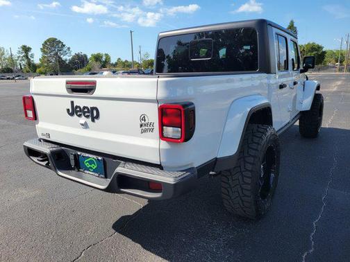 Bright White Clearcoat 2022 Jeep Gladiator Willys 4x4