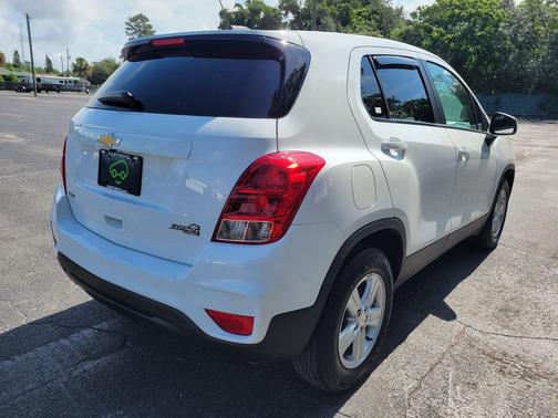 Summit White 2022 Chevrolet Trax LS