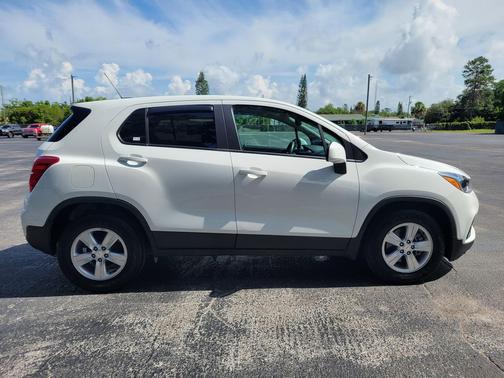 Summit White 2022 Chevrolet Trax LS