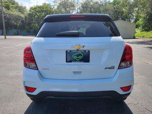 Summit White 2022 Chevrolet Trax LS