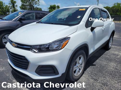 Summit White 2022 Chevrolet Trax LS