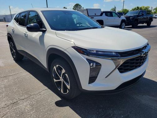 Summit White 2026 Chevrolet Trax FWD 1RS