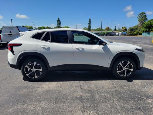 Summit White 2026 Chevrolet Trax FWD 1RS