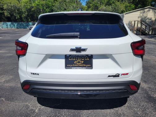 Summit White 2026 Chevrolet Trax FWD 1RS