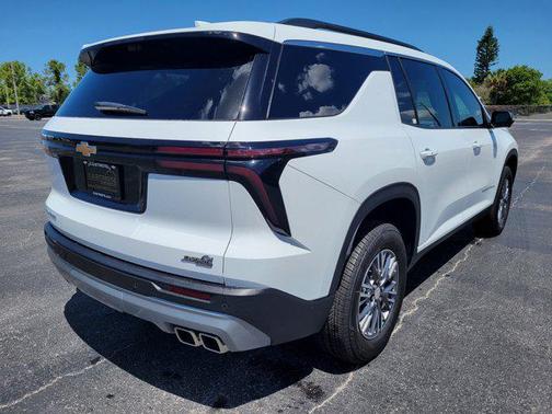 Summit White 2026 Chevrolet Traverse LT
