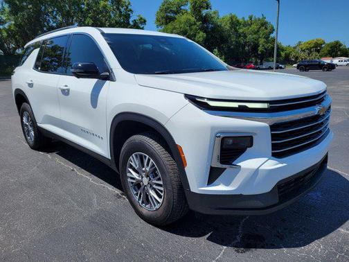 Summit White 2026 Chevrolet Traverse LT