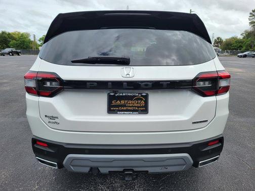 Platinum White Pearl 2024 Honda Pilot Touring 8-Passenger