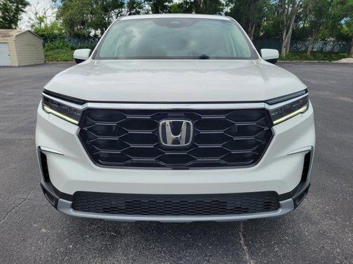 Platinum White Pearl 2024 Honda Pilot Touring 8-Passenger