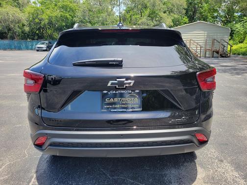 Mosaic Black Metallic 2026 Chevrolet Trax LT