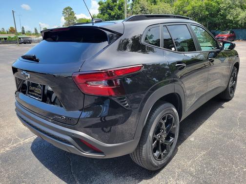 Mosaic Black Metallic 2026 Chevrolet Trax LT