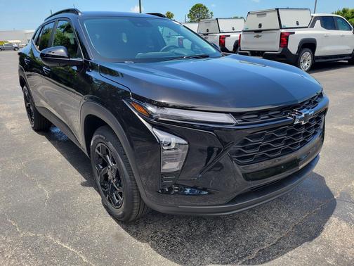 Mosaic Black Metallic 2026 Chevrolet Trax LT