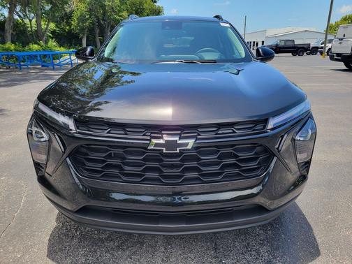 Mosaic Black Metallic 2026 Chevrolet Trax LT