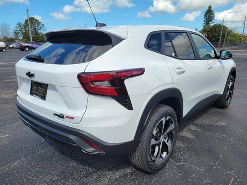 Summit White 2026 Chevrolet Trax FWD 1RS