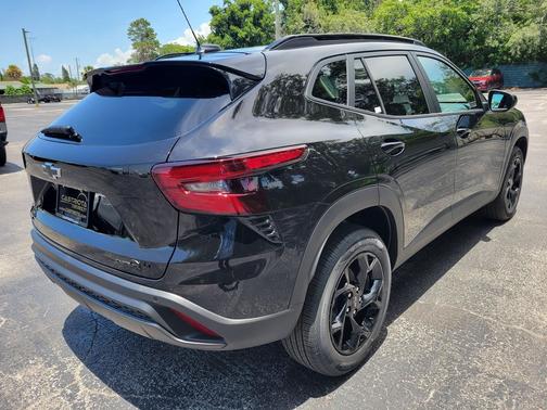 Mosaic Black Metallic 2026 Chevrolet Trax LT