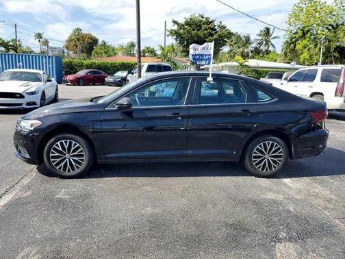 Deep Black Pearl Effect 2021 Volkswagen Jetta 1.4T SE