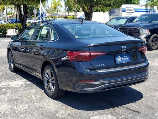 Deep Black Pearl Effect 2022 Volkswagen Jetta 1.5T SE