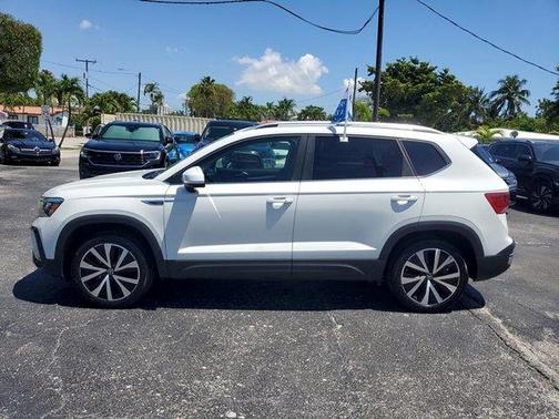 Pure White 2023 Volkswagen Taos 1.5T SE