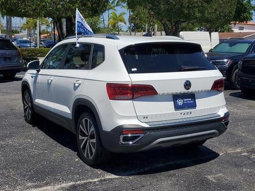 Pure White 2023 Volkswagen Taos 1.5T SE