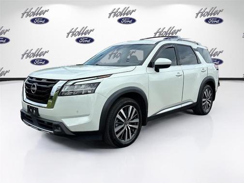 White 2022 Nissan Pathfinder Platinum
