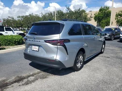 2024 Toyota Sienna LE