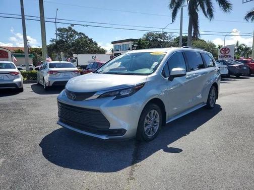 2024 Toyota Sienna LE