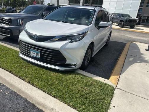 2023 Toyota Sienna XLE