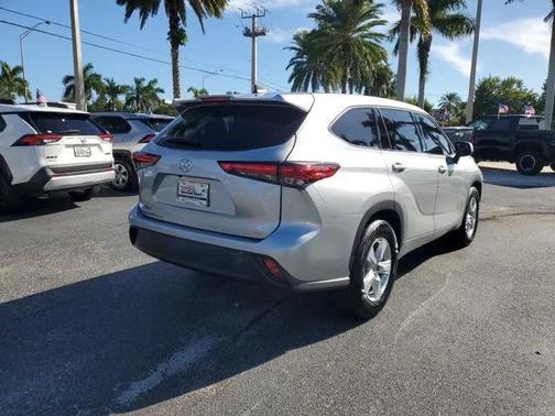 2022 Toyota Highlander LE