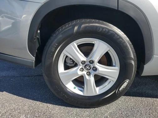 2022 Toyota Highlander LE