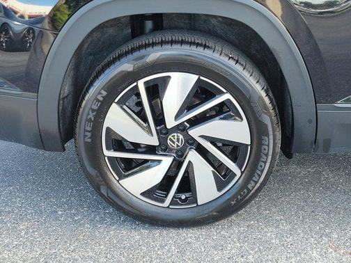 Deep Black Pearl 2025 Volkswagen Atlas 2.0T SE w/Technology