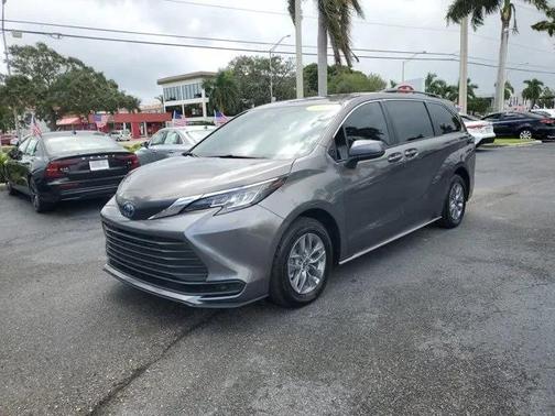 2023 Toyota Sienna LE