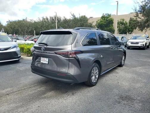 2023 Toyota Sienna LE