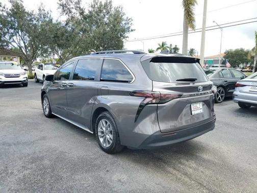 2023 Toyota Sienna LE