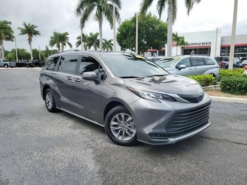 2023 Toyota Sienna LE
