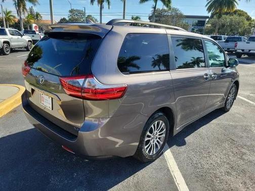 2020 Toyota Sienna XLE