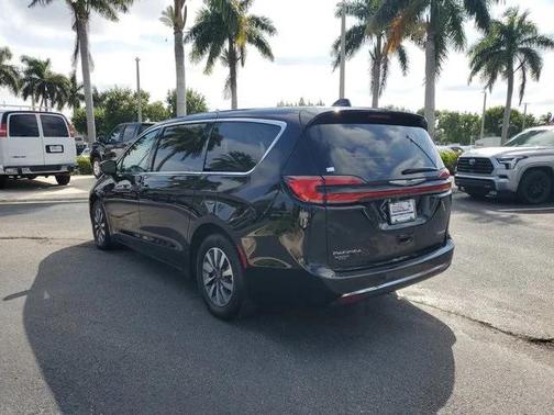 2024 Chrysler Pacifica Hybrid Select