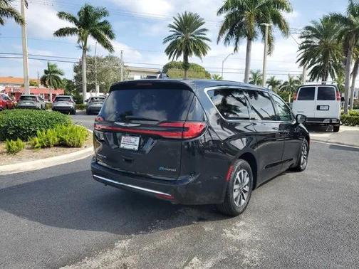 2024 Chrysler Pacifica Hybrid Select