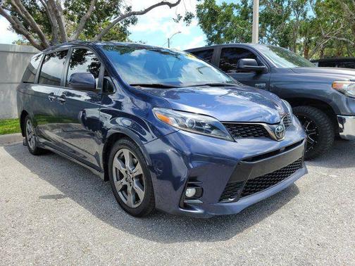 Parisian Night Pearl 2019 Toyota Sienna SE